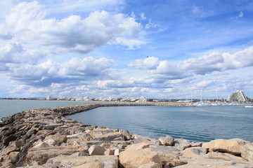 Fototapeta na wymiar La grande Motte, Station balnéaire et port de plaisance à proximité de Montpellier 