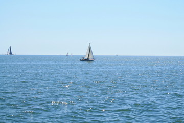 Obraz premium Voiliers en méditerranée, la grande Motte, France