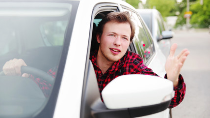 Mann verärgert im Auto 