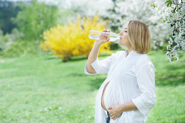 pregnant woman drinks water. Became ill in the heat. drinking balance during pregnancy
