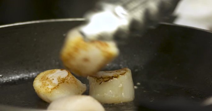 Noix de Saint Jacques po&ecirc;l&eacute;es dans un resturant gastronomique