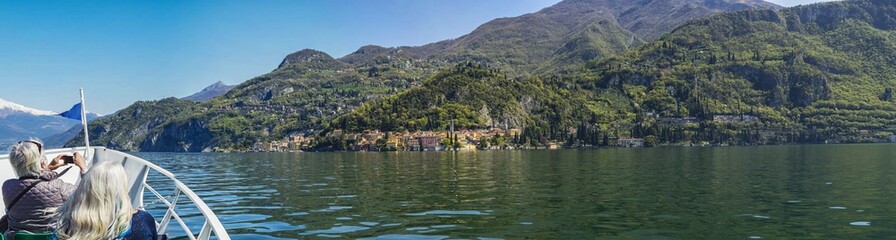 Fototapeta na wymiar Boat tour on Lake Como