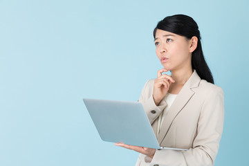 ビジネスウーマン　ブルーバック