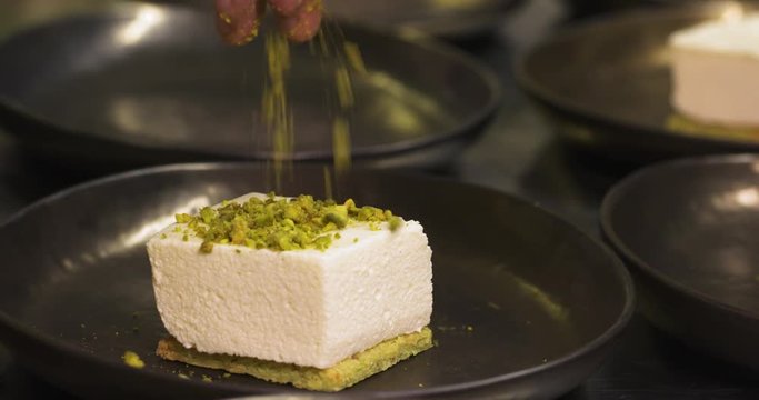 pr&eacute;paration d'un dessert dans un grand restaurant 