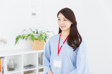 リラックスする女性　ビジネス