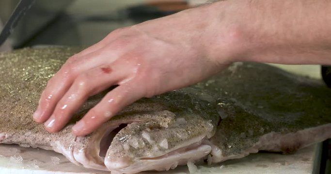 d&eacute;coupe de poisson cabillaud