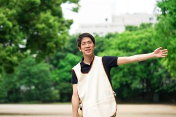 体操をする介護士