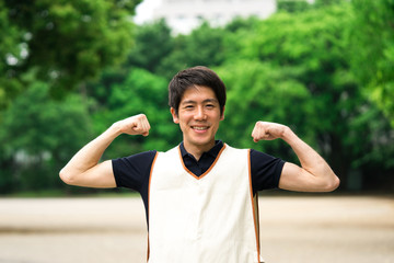 男性介護士の力こぶ