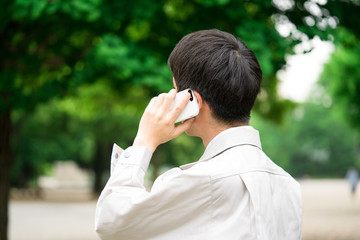 電話をする作業員