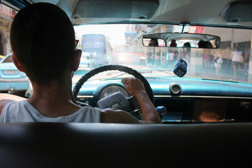 cubano conduciendo