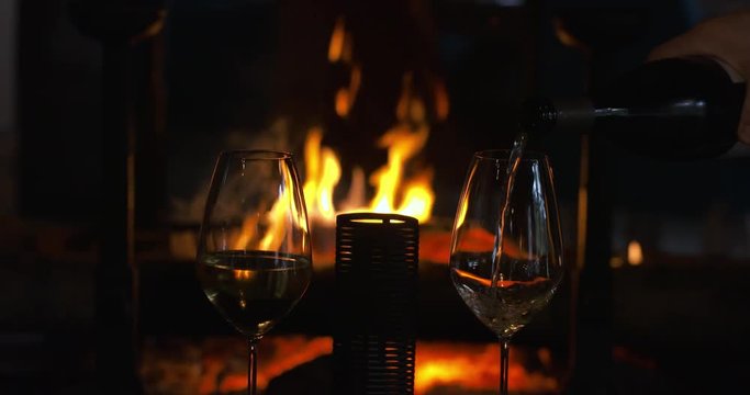verre de vin avec feu de chemin&eacute;e en arri&egrave;re-plan