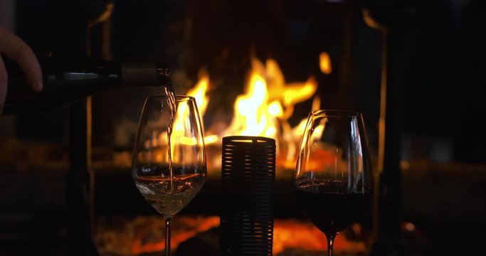 verre de vin avec feu de chemin&eacute;e en arri&egrave;re-plan
