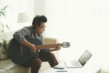 Obraz premium Playing guitar