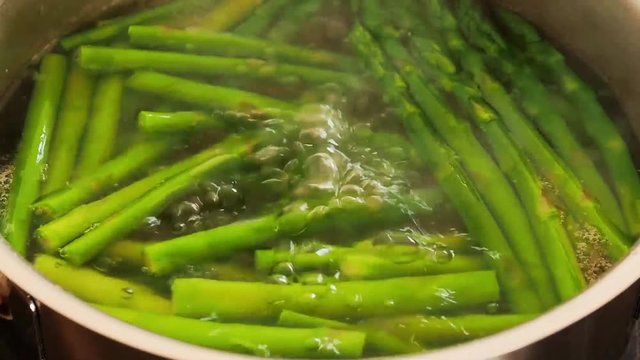Gr&uuml;ner Spargel im Kochtopf, gesunde Ern&auml;hrung, Zubereitung, Saisongem&uuml;se