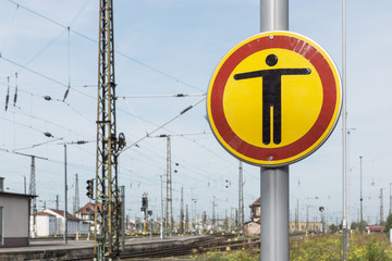 Warnschild auf dem Bahnhof - Durchgang verboten
