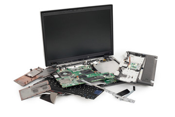 Laptop Computer kaputt vor weißem Hintergrund freigestellt zerstört