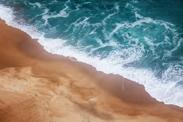 Foto auf Acrylglas Meer / Ozean gelber sandstrand und azurblaue schaumwelle, schuss von oben, naturozeanhintergrund und textur mit retro-tönung