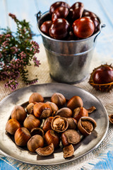 Obraz premium Chestnuts and cones in basket