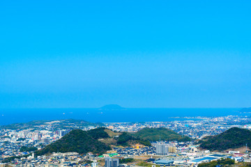 下関市街地と日本海