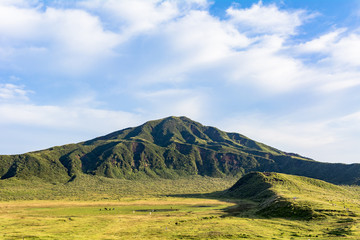 Naklejka premium 阿蘇高原の草千里浜