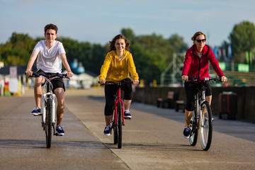 Obraz premium Healthy lifestyle - people riding bicycles in city park