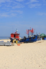 blaues Fischerboot und Fischer bei der Arbeit nach dem Fischfang