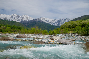 新緑期の白馬三山と松川の清流