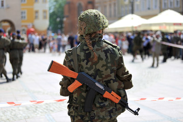Fototapeta Żołnierze Wojska Polskiego z bronią długą na plecach na rynku w Opolu. obraz