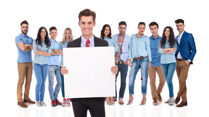 Obraz premium smiling businessman leader holding a blank board in front