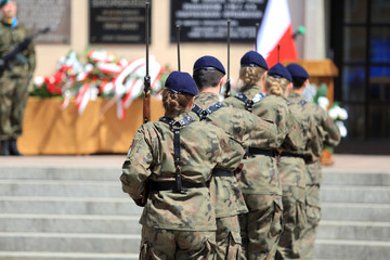 Fototapeta Żołnierze Wojska Polskiego w czasie musztry paradnej na rynku w Opolu. obraz