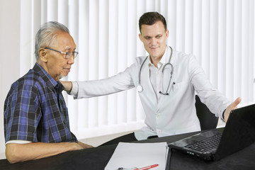 Obraz premium European doctor with medical report and patient