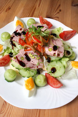 Bunter Salat mit Zungenmortadella auf Bauernbrot