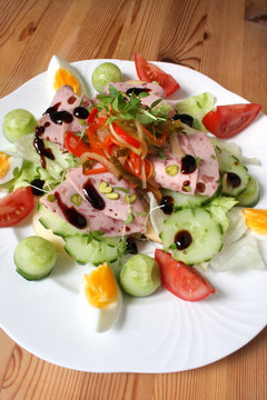 Bunter Salat mit Zungenmortadella auf Bauernbrot