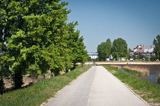 Wiosenny spacer nad jeziorem