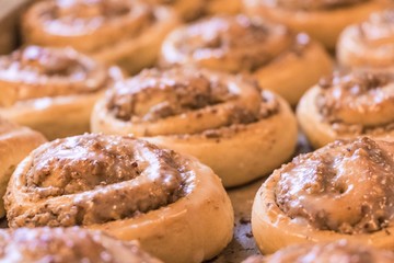 Leckere Nußschnecken mit Glasur zu Gebäck Dessert oder Frühstück. Süße Nussschnecken und...