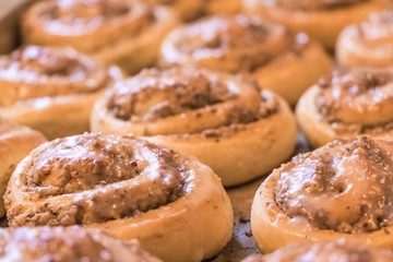 Obraz na płótnie Canvas Leckere Nußschnecken mit Glasur zu Gebäck Dessert oder Frühstück. Süße Nussschnecken und Zimtschnecken. Teigwaren aus Hefeteig hausgemacht nach Rezept vom Bäcker oder Konditorei. Füllung Zimt und Nuss