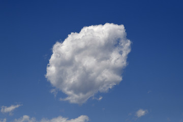 Naklejka na ściany i meble 青空と雲「空想・雲のモンスター（まん丸姿のモンスターなどのイメージ）」丸まる,丸い,まん丸などのイメージ