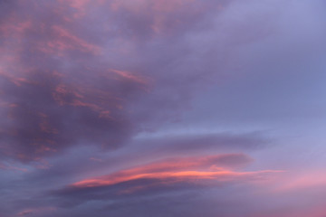 Obraz premium Obraz chmurnego „fantazyjnego / chmurnego potwora” mocy płomienia, płomienia, żywego itp., Który jest barwiony na pomarańczowo o zachodzie słońca