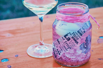 Tischdekoration auf einem Weinfest in Mainz mit einem Glas Weißwein und Dekorationsglas