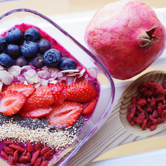 Gesunde Ernährung, Schüssel mit Früchten und Beeren 