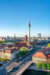 Obraz premium Panoramę Berlina z widokiem na wieżę telewizyjną