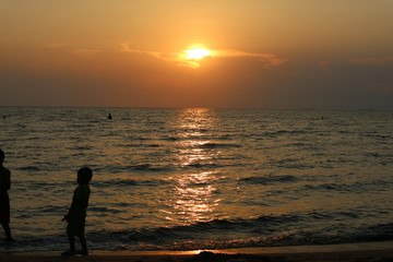 Naklejka na ściany i meble silhouette one kid play on sea sunset