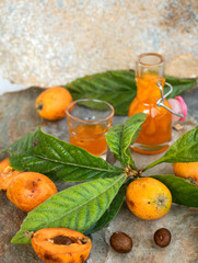 Frisch geerntete Mispeln mit Mispel Likör 