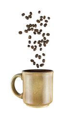 Tasse mit fallenden Kaffeebohnen