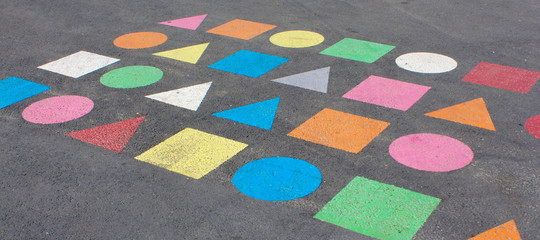 Formes géométriques peintes dans une cour de récréation - obrazy, fototapety, plakaty