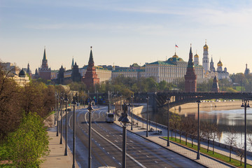 Obraz premium Prechistenskaya embankment on a Moscow Kremlin background in sunny spring morning