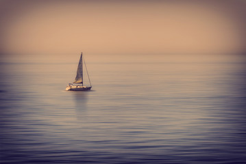 Astratto di  Barca a vela solitaria in mezzo al mare