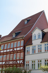 Fassade älterer Fachwerkäuser in einer kleinen Stadt in Niedersachsen