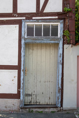 Fototapeta na wymiar Alte beschädigte Haustür in einem alten Fachwerkhaus