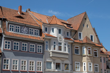 Fassade älterer Fachwerkäuser in einer kleinen Stadt in Niedersachsen